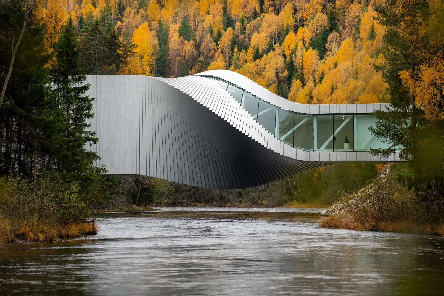 The Twist installasjonen på Kistefoss i høstfarger