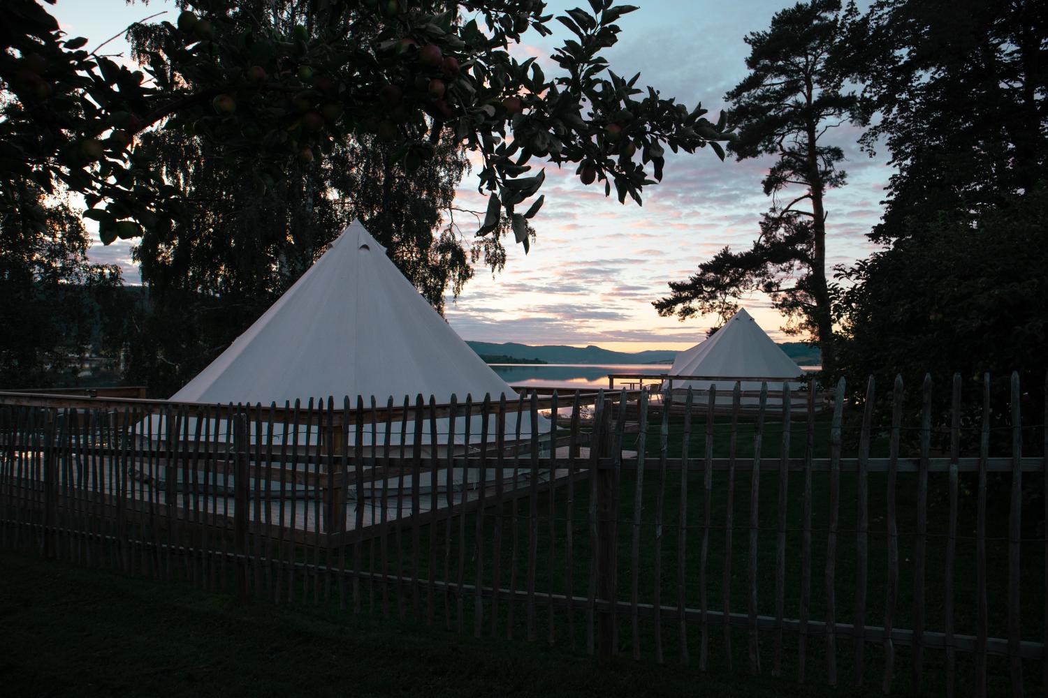 To telt i solnedgangen