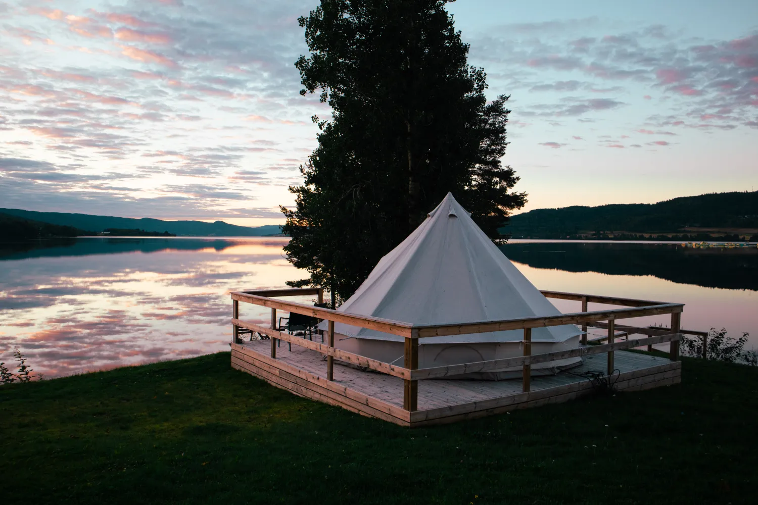 Glamping på sensommeren under solnedgang