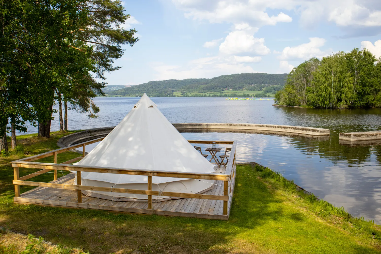 Glampingtelt for to ved sjøen med utsikt til badeparken