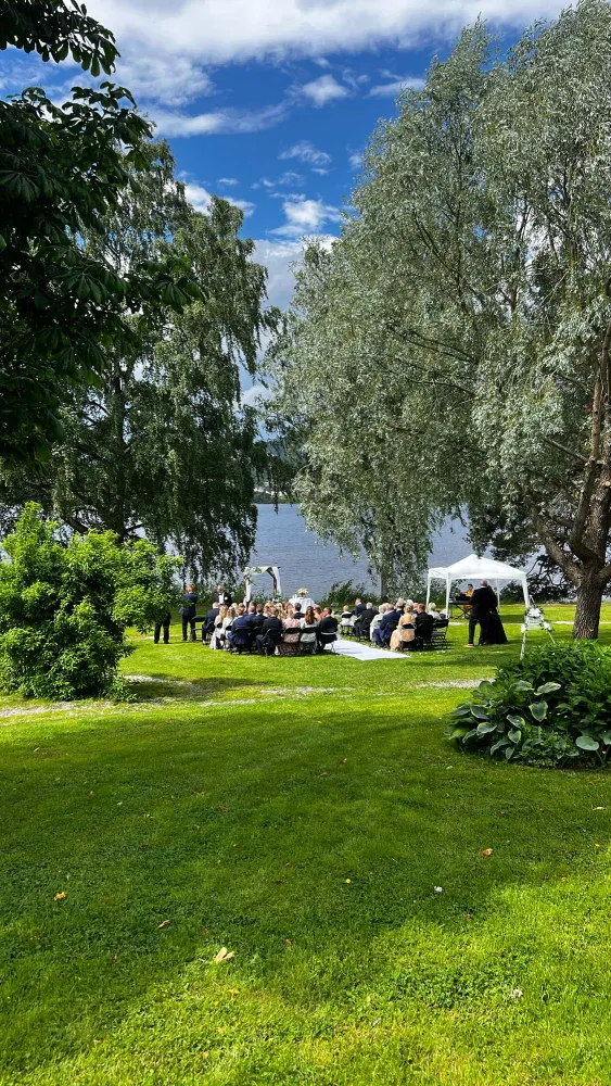 Bryllup ute i hagen