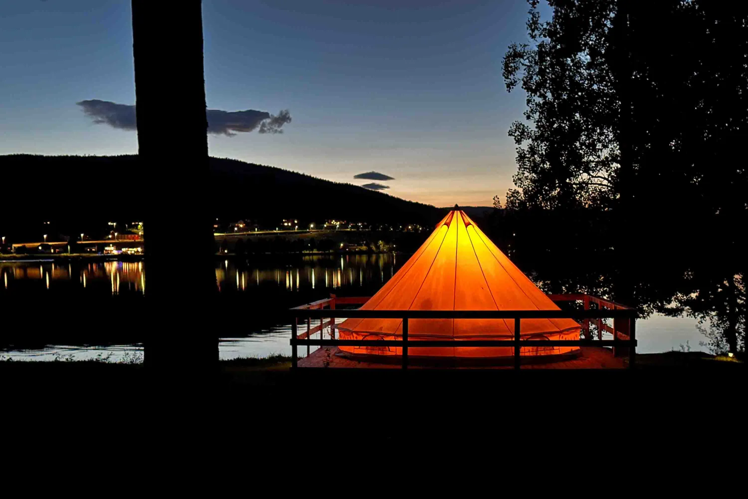 Glampingtelt i solnedgangen