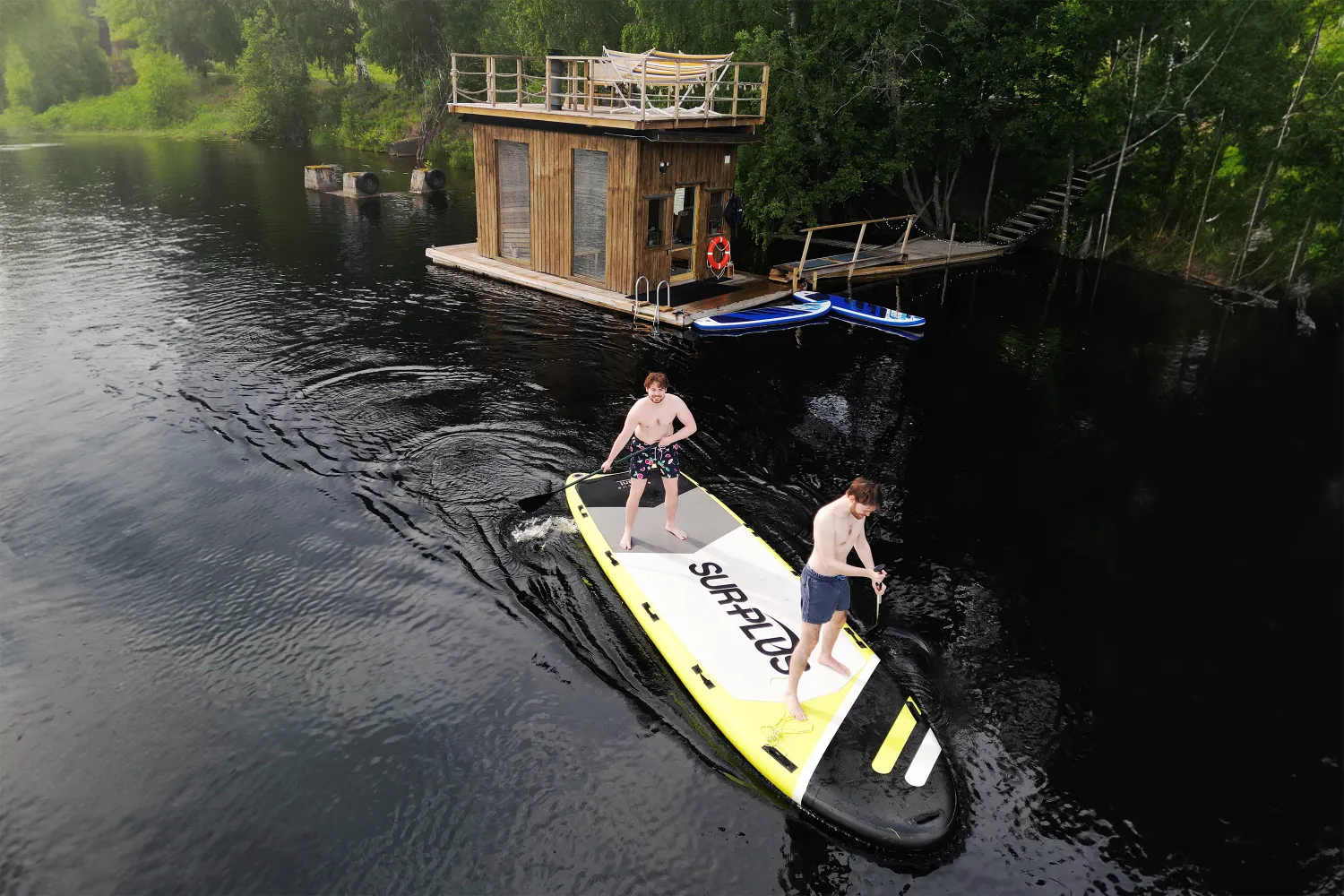 Vannsurfing ved Flyt FjordSauna