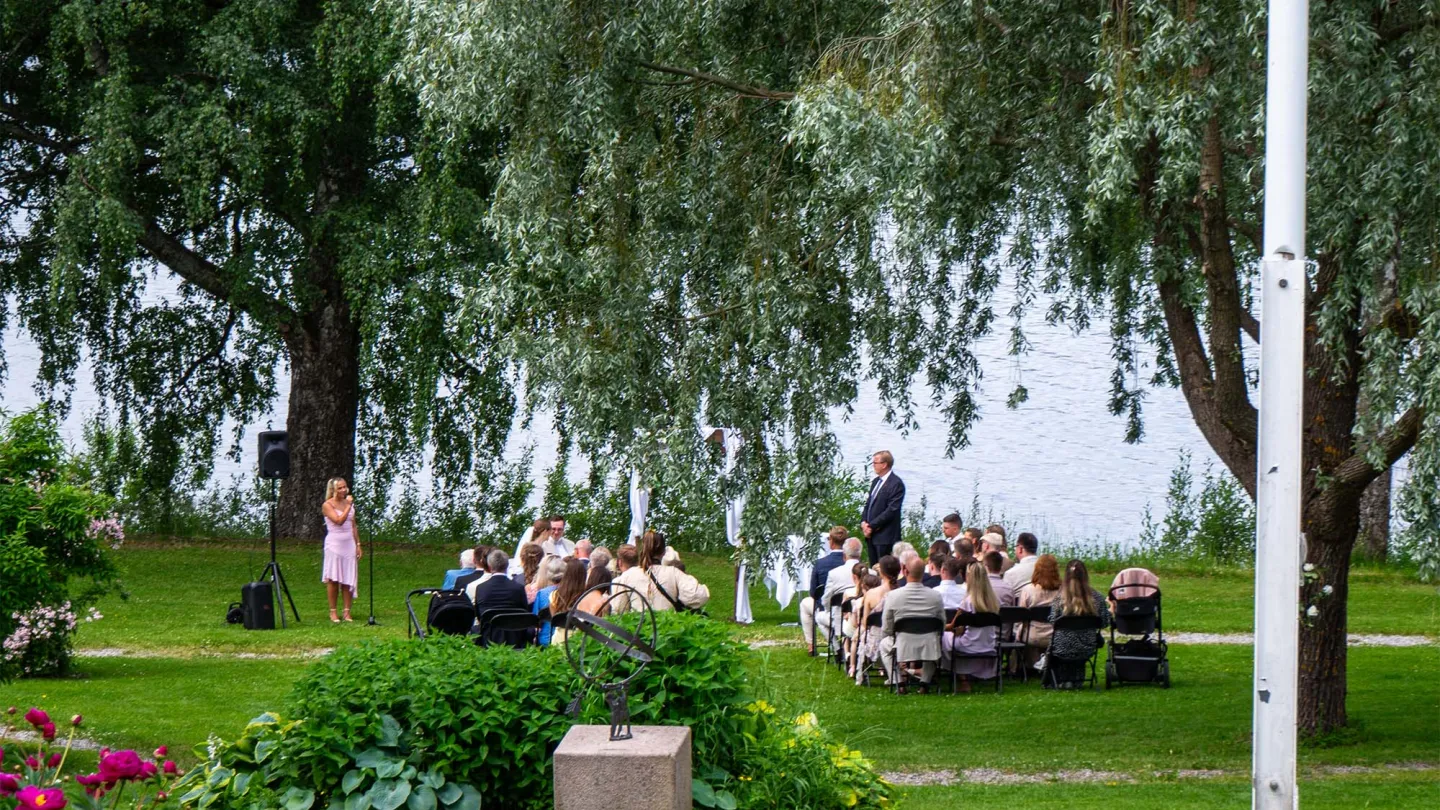 Bryllupsseremoni i hagen