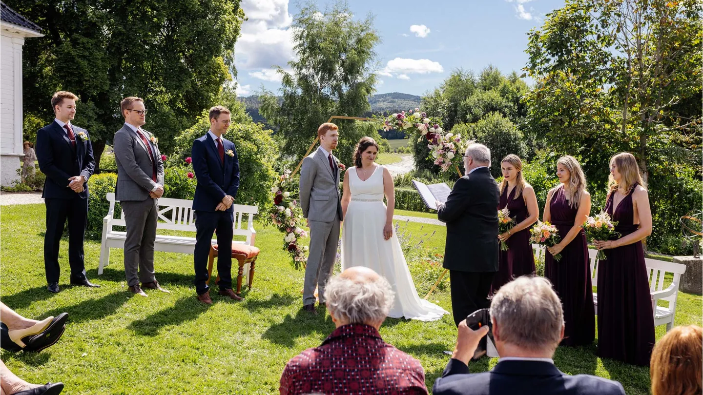 Bryllup i hagen utenfor Direktørboligen på Thorbjørnrud