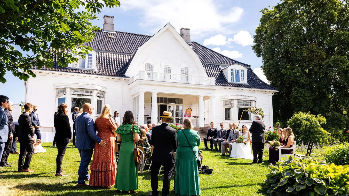 Bryllup i hagen utenfor Direktørboligen på Thorbjørnrud