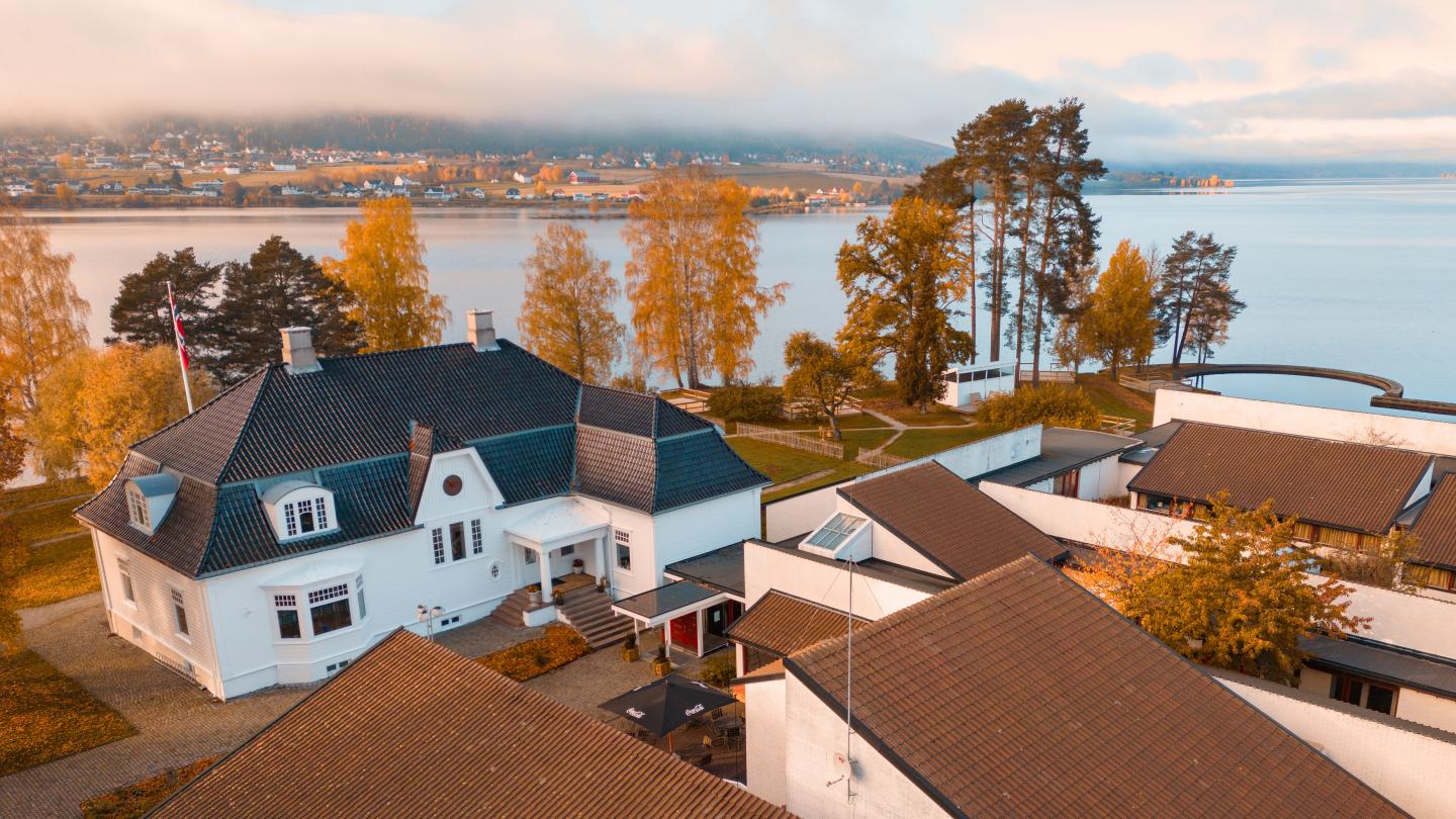 Dronebilde av Thorbjørnrud Hotell om høsten